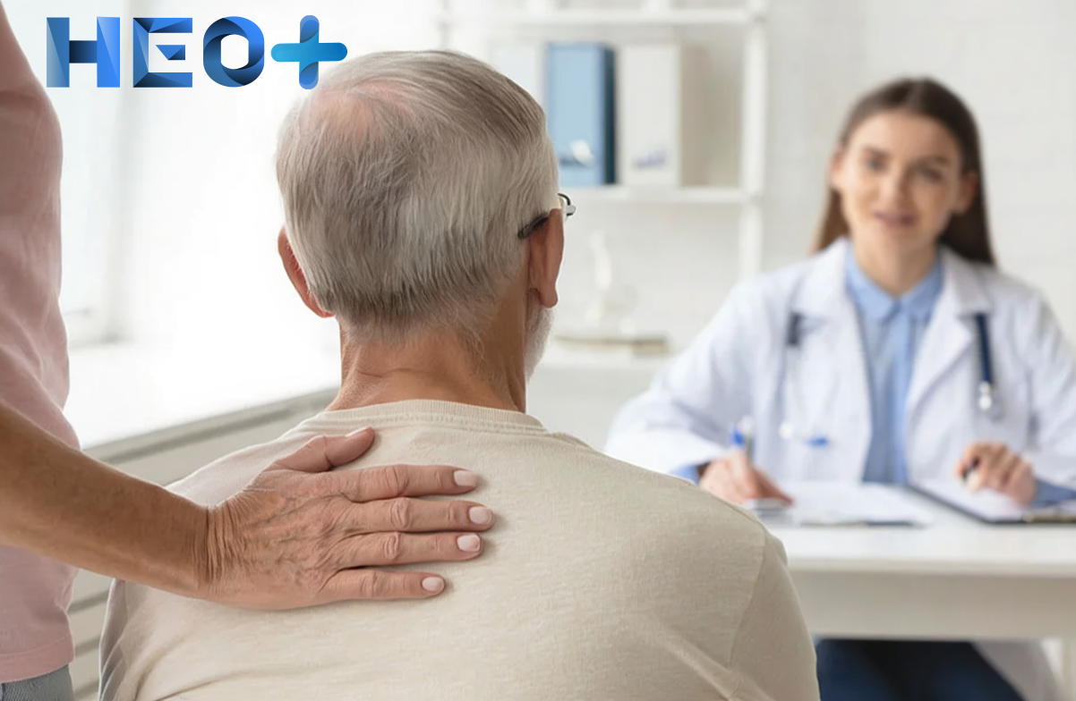 Мужчина сидит на приеме врача